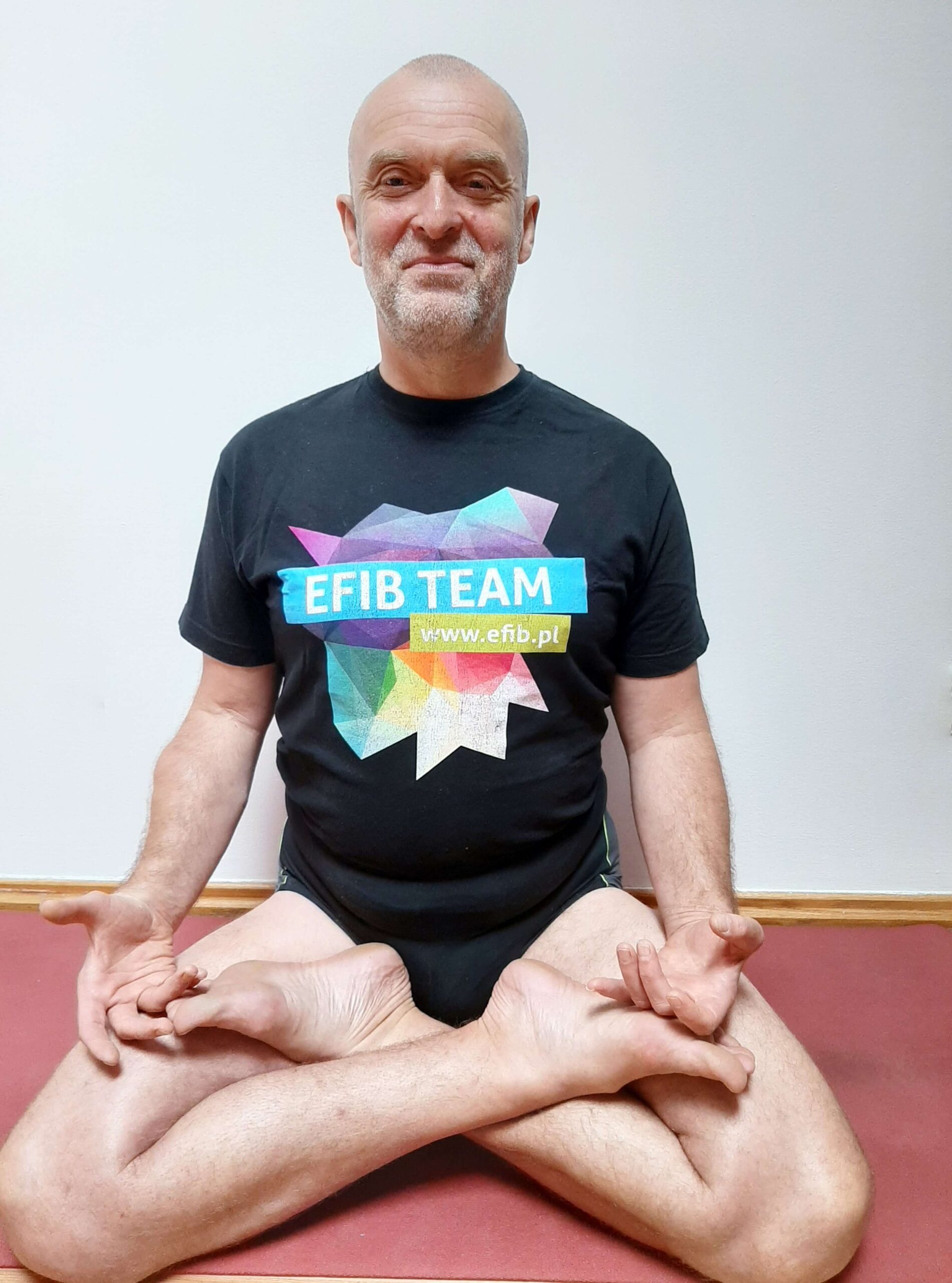 trener efib nauczyciel jogi w koszulce z logo efib
