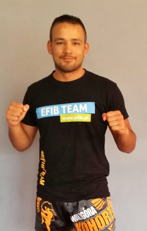 trener sztuk walki w koszulce z logo efib