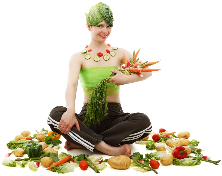 Kobieta otoczona i ubrana w w świeże warzywa marchew kapusta ogórek ziemniaki papryka. zdrowe odżywianie zdrowa skóra