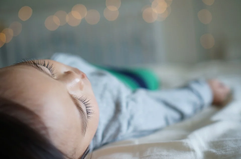 śpiące dziecko. zdrowy sen relaks regeneracja