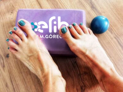 bose stopy podczas rehabilitacji haluksów i płaskostopia. w tle logo efib i kostka do jogi piłka do masażu