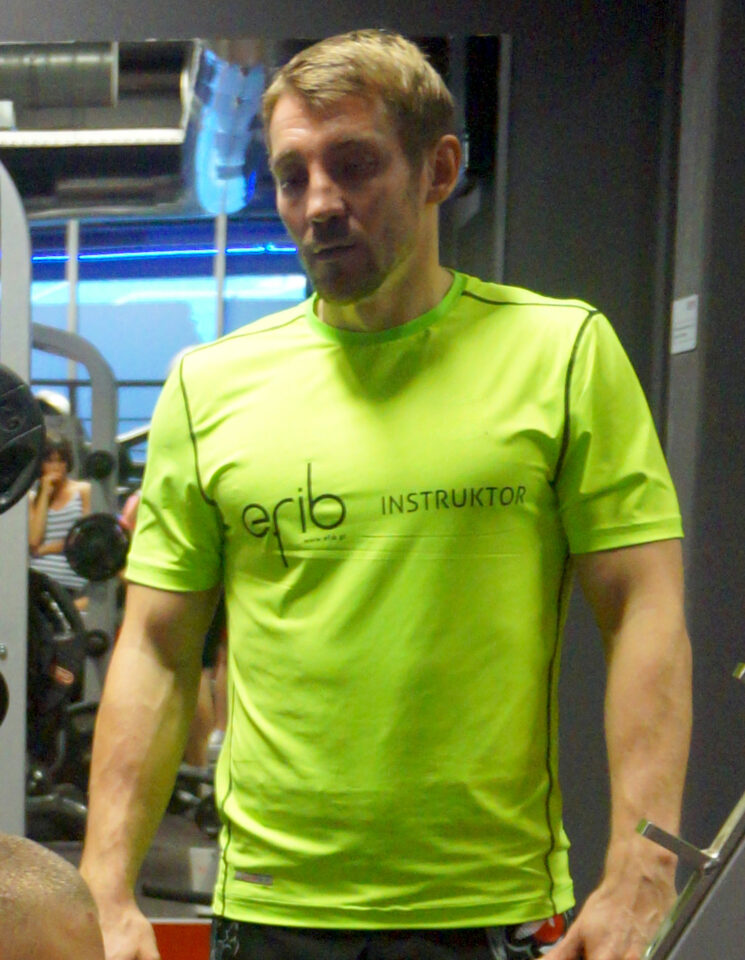 intruktor trener w koszulce z logo efib. pasja trening zdrowotny siłownia siła wytrzymałość funkcjonalny