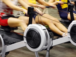 sylwetki sportowców ćwiczących na ergometrze wioślarskim. zdrowie pasja wytrzymałość siła koordynacja