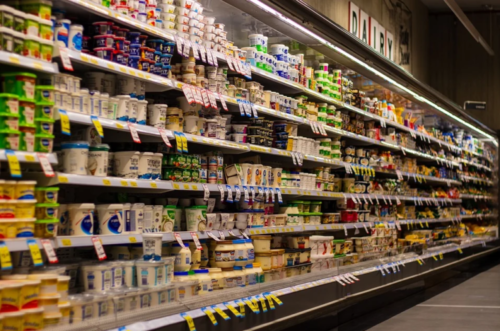 Lada sklepowa lodówka z produktami nabiał czytamy etykiety świadome zakupy dieta żywienie