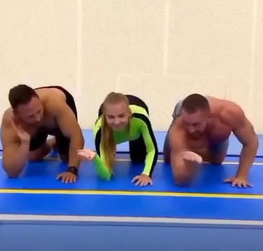troje zawodników ćwiczy na podłodze. trening kordynacja siła