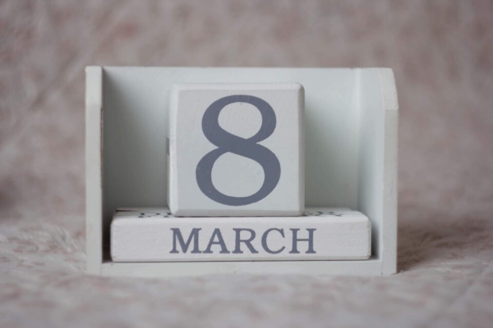 Drewniane klocki które są kalendarzem pokazują datę 8 marca czyli święto dzień kobiet