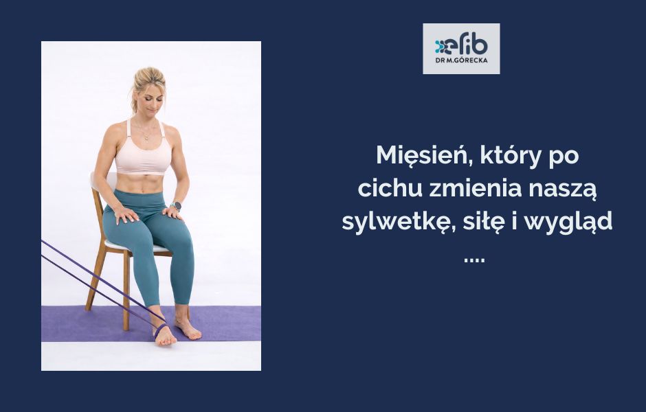 trenerka prezentuje ćwiczenie wspierające mięśnie nóg z użyciem taśmy fitness