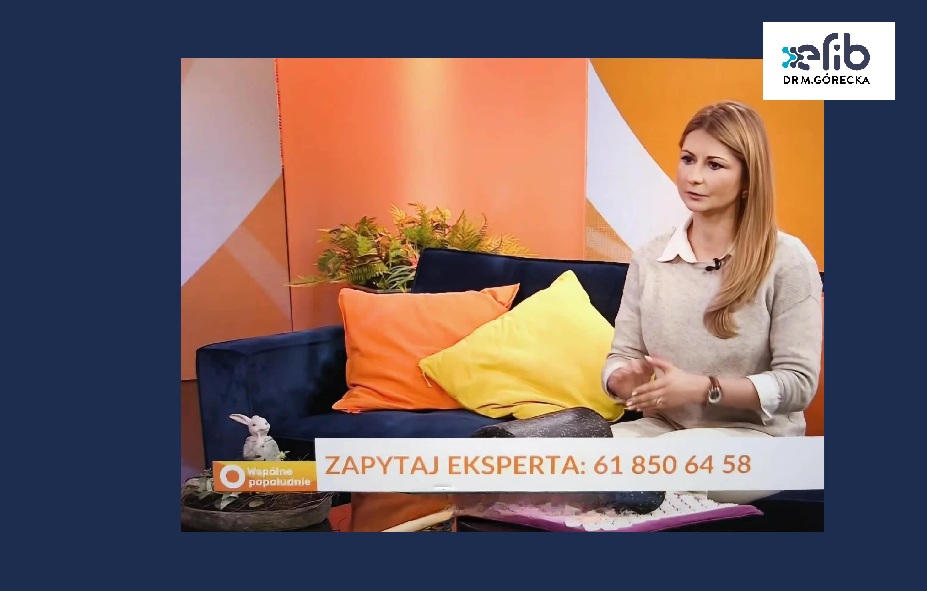 Dr M. Górecka podczas wystąpienia w programie telewizyjnym opowiada o zdrowych nawykach treningowych i holistycznej pracy z ciałem